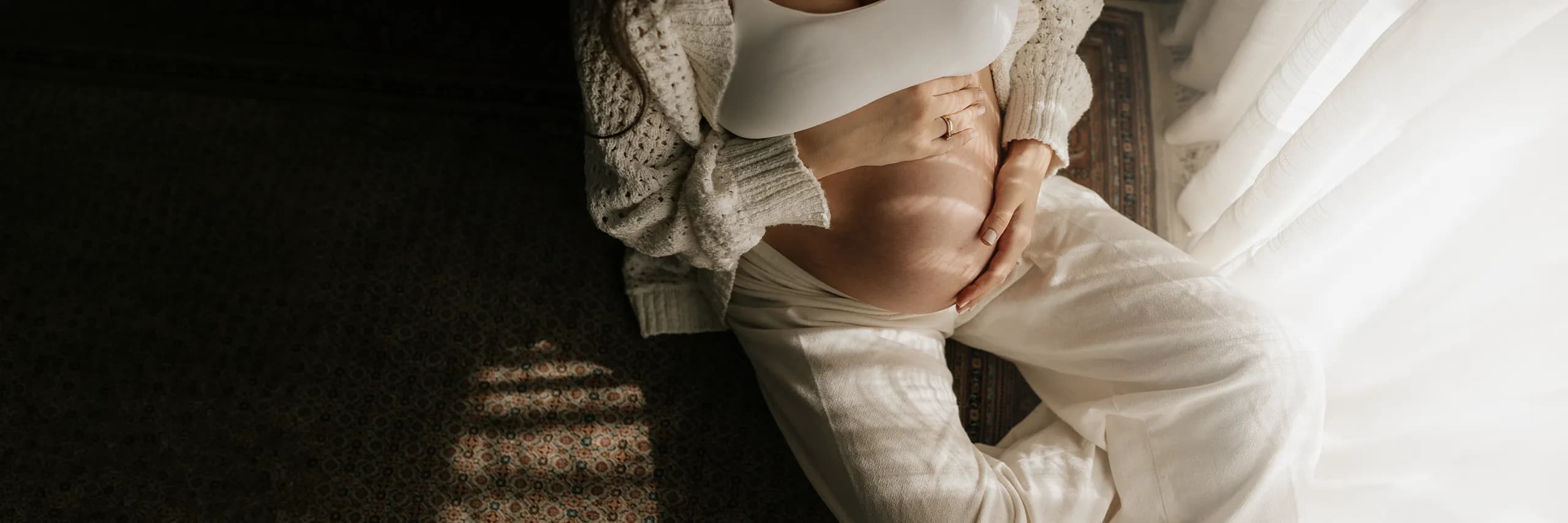 Fotógrafa em ensaio lifestyle com luz suave